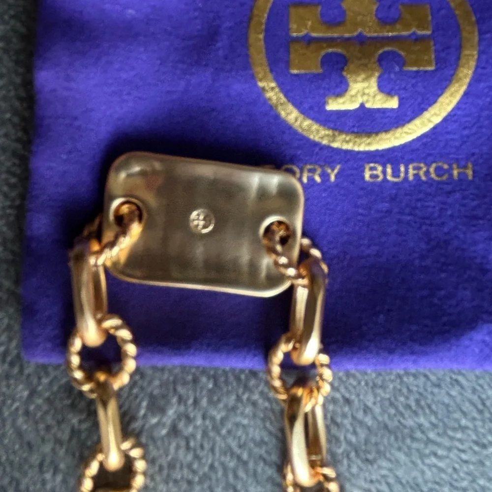Tory Burch Torsade engraved-logo bracelet in gold-tone - Picture 4 of 6